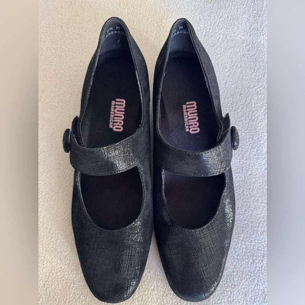 Munro Jenna low wedge shoe